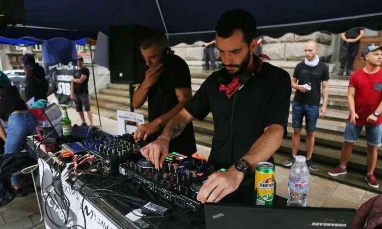 Протестът се обърна на рейв парти пред Министерски съвет - Tribune.bg