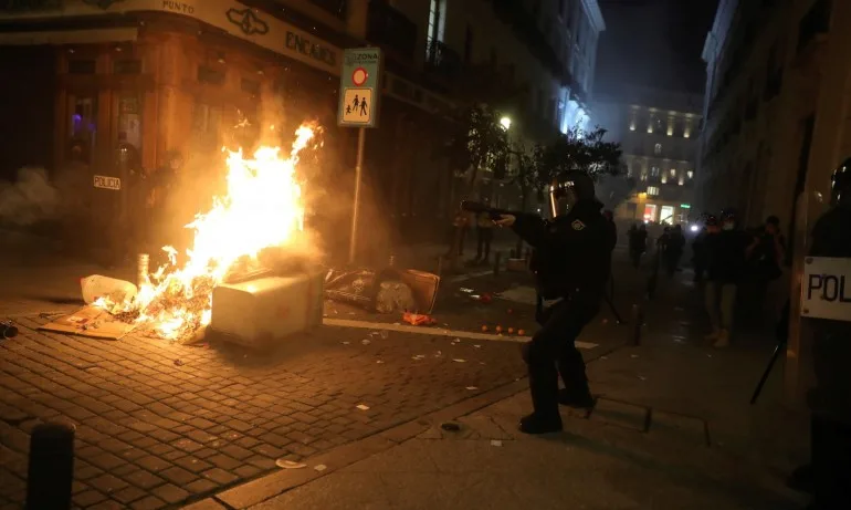 Второ денонощие безредици в Испания след присъдата на рапъра Пабло Хасел - Tribune.bg