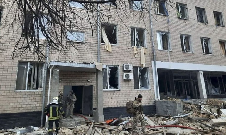 Русия засили атаките в Донбас, обяви пълен контрол над Азовтал - Tribune.bg