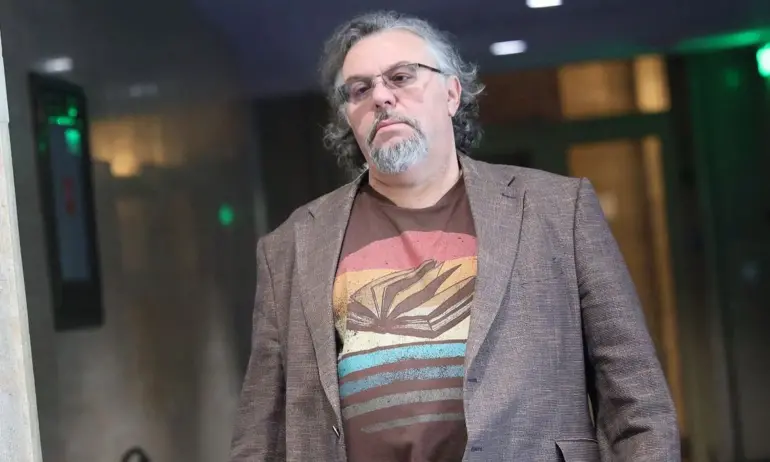 Манол Пейков в среднощна драма, закъса с електрическата си кола - Tribune.bg