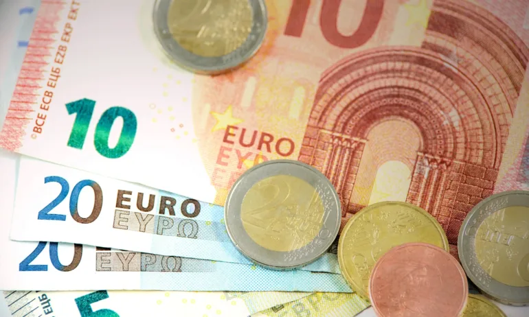 Заради банковата криза в САЩ: Еврото скочи спрямо долара - Tribune.bg