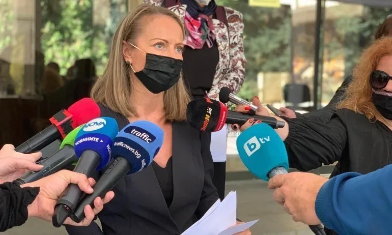 Затварят за 2 седмици училищата в Пловдивско, полицаи пред моловете - Tribune.bg