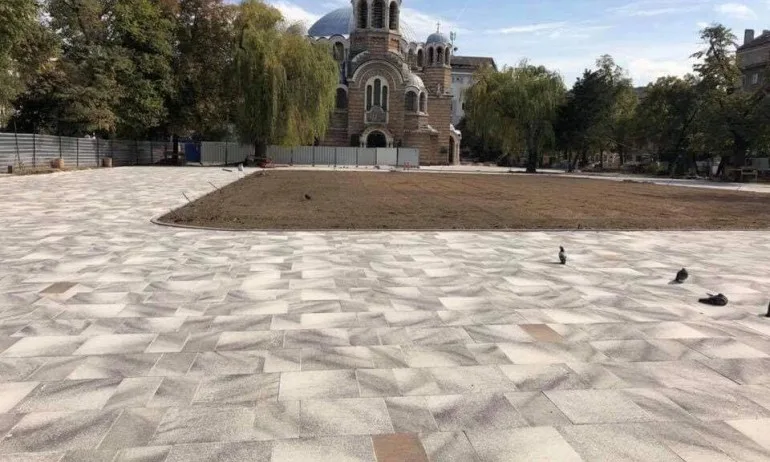 Новата настилка пред Св. Седмочисленици не замръзва и не се пързаля - Tribune.bg