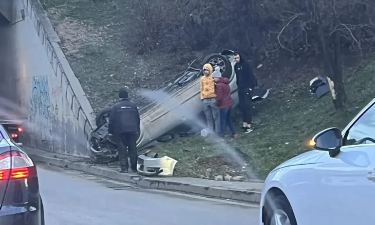 Автомобил се обърна по таван в София - Tribune.bg