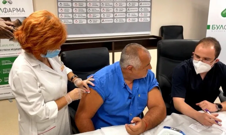 За да даде личен пример: Бойко Борисов се ваксинира срещу COVID-19 - Tribune.bg