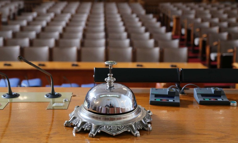 2013: По предложение на БСП беше наложен мораториум на поскъпването на тока - Tribune.bg