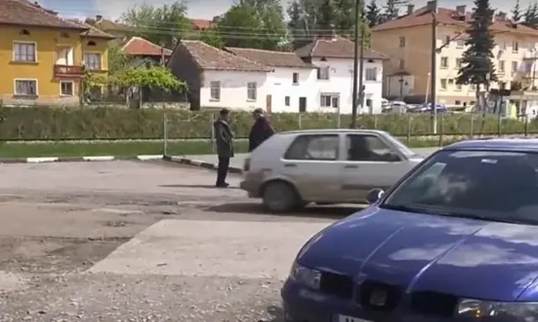 2-годишен подкара колата на баща си в монтанското село Мърчево - Tribune.bg