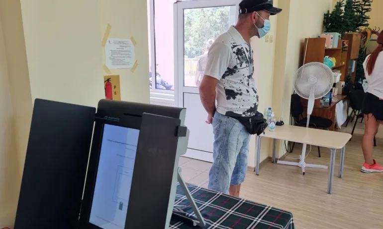11,85 процента е избирателната активност към 11:00 часа - Tribune.bg