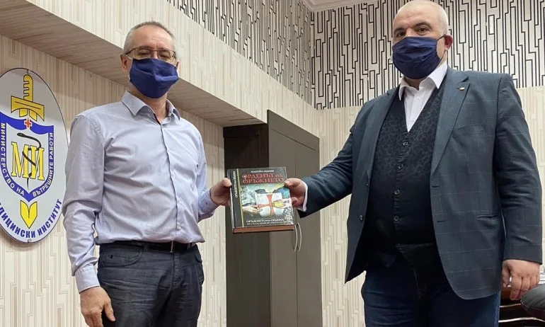 Маноил Манев дари 13 броя от романа си Орденът на оръжието на Медицинския институт на МВР - Tribune.bg