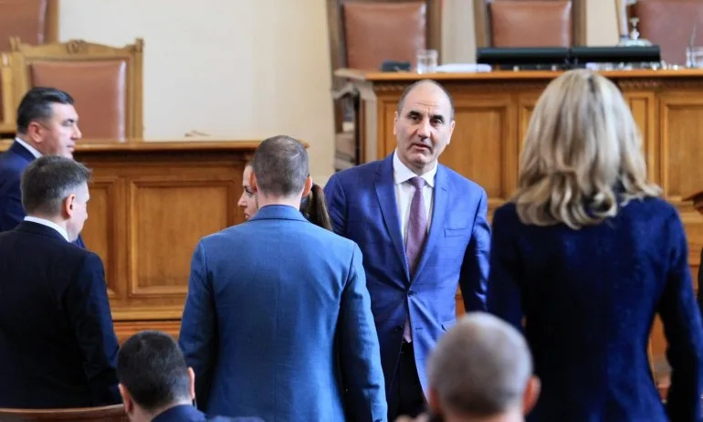 Депутатите гласуват оставката на Цветан Цветанов - Tribune.bg