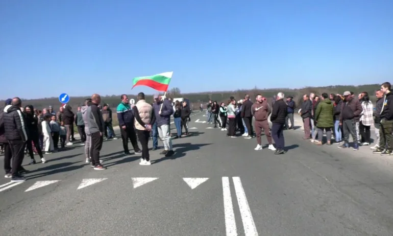 Недоволство заради опасен път: Протест блокира Е79 при Краводер - Tribune.bg