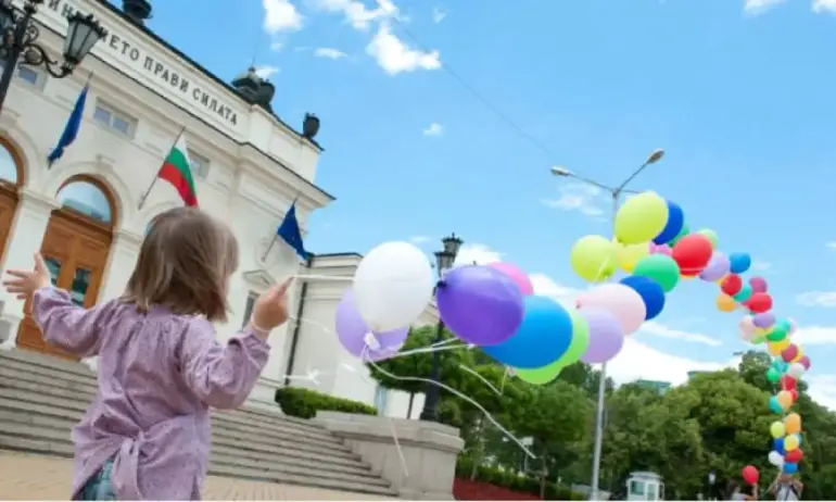 Политиците с поздравления и снимки от детството за 1 юни - Tribune.bg