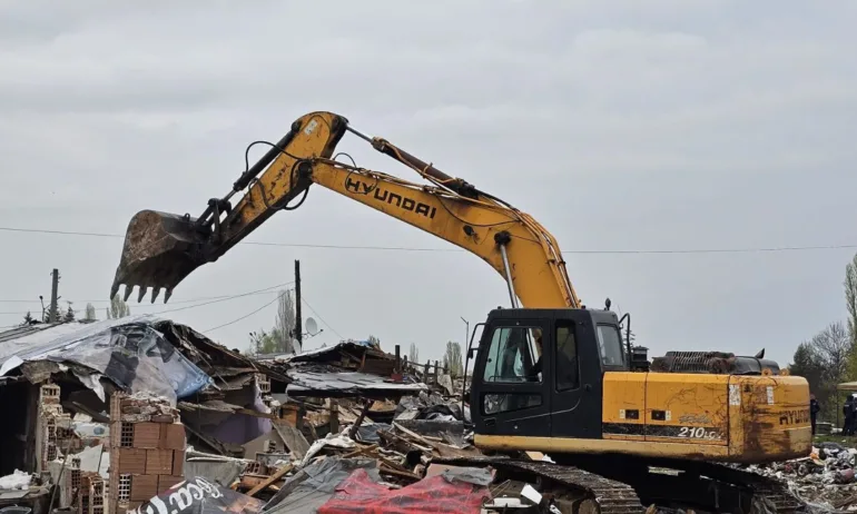 Кметът Бранчевски във Фейсбук: Спокойно! събарянето на постройките в Захарна фабрика върви по план - Tribune.bg