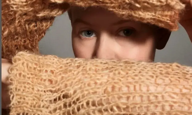 Защо холандски дизайнер плете пуловери от човешка коса? - Tribune.bg