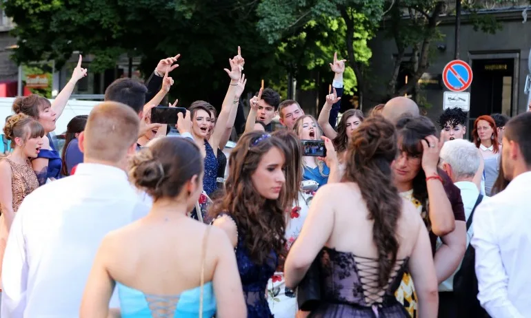 Увеличава се броят на заразените с COVID-19 абитуриенти във Велико Търново - Tribune.bg