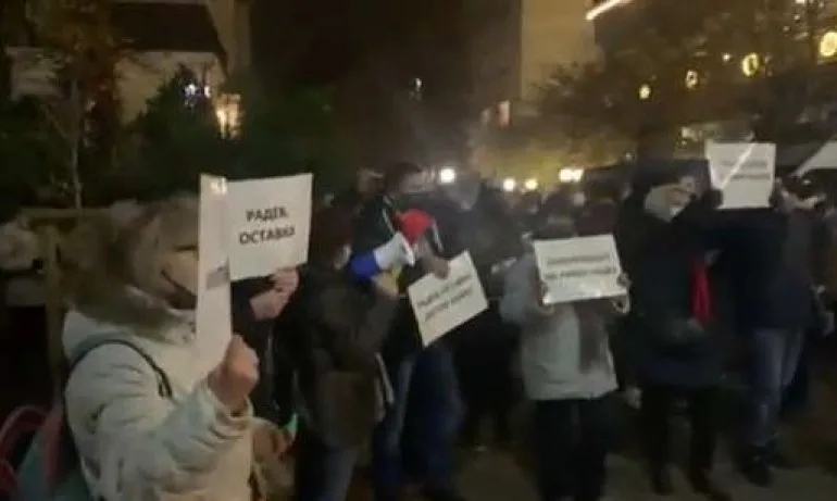 Протестиращи посрещнаха президента на влизане в БНТ (ВИДЕО) - Tribune.bg