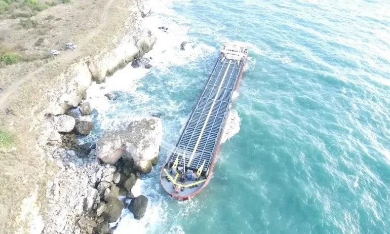 Бурно море и силен вятър, Вера Су остава блокиран в скалите - Tribune.bg