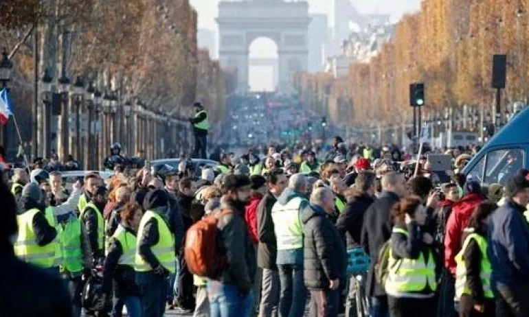Сблъсъци в Париж - сълзотворен газ и водни оръдия - Tribune.bg
