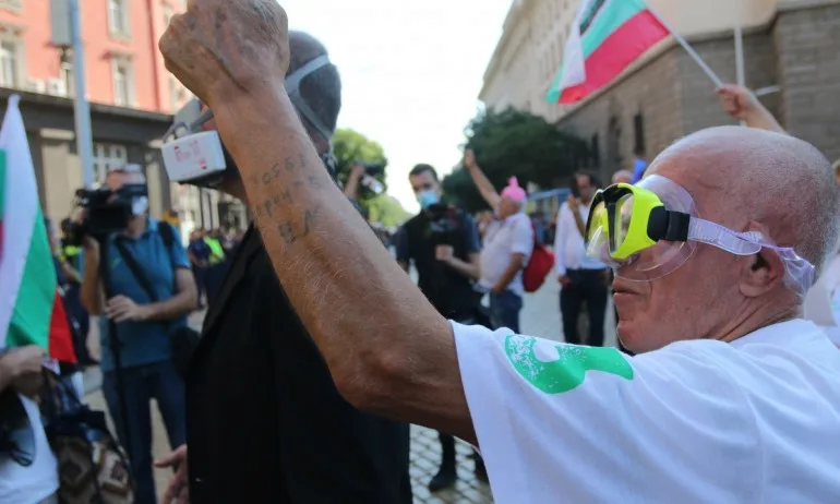 Запалителна течност в бутилките, намерени около протеста - Tribune.bg