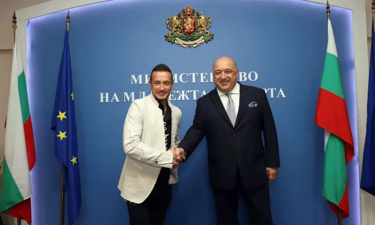 Министър Кралев се срещна с най-изявения ни състезател по мотоциклетизъм Мартин Чой - Tribune.bg