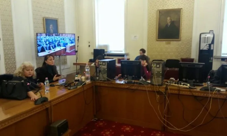 Мерки срещу COVID-19 и в парламента - Tribune.bg