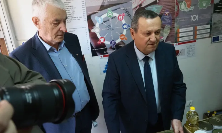Министър Адемов: Започваме раздаване на пакети с храни за подкрепа на 531 000 бедни - Tribune.bg