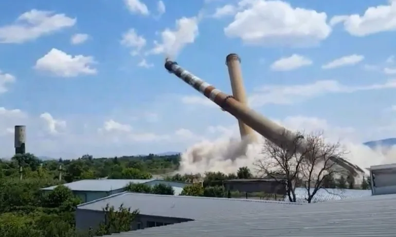 Взривиха двата комина на стария ТЕЦ в Казанлък (ВИДЕО) - Tribune.bg