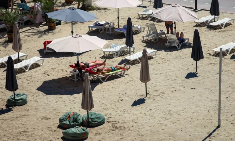 Вдигат цената на чадъри и шезлонги на плажа - Tribune.bg