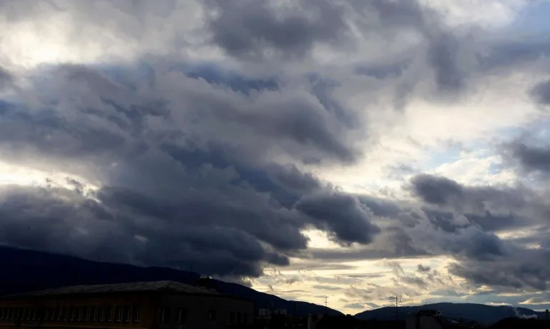 Дъждовно и по-хладно - Tribune.bg