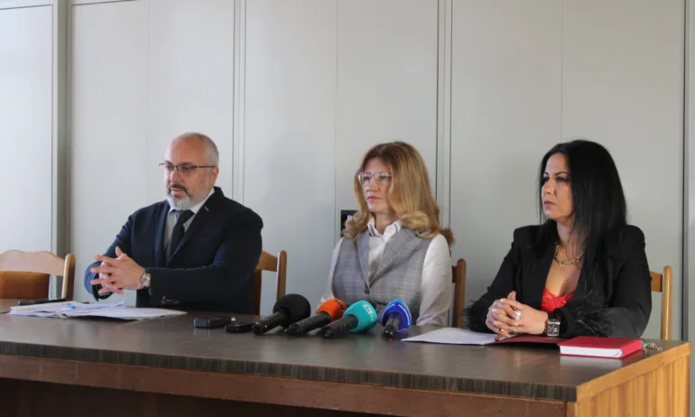 Двама полицаи са с повдигнати обвинения за подкуп - Tribune.bg