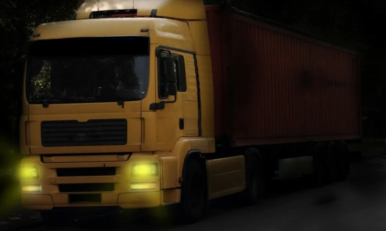 Нелегални мигранти дебнат тировете и се крият в тях - Tribune.bg