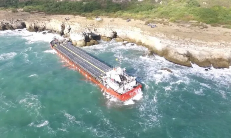 Силен вятър и големи вълни пречат на разтоварването на Вера Су - Tribune.bg