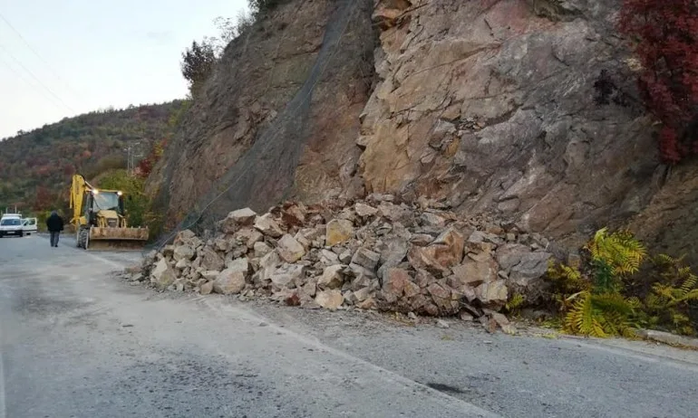 Срутище блокира Искърското дефиле - Tribune.bg