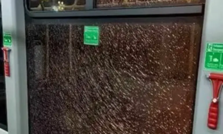 Стреляха с въздушна пушка по автобус в Добрич - Tribune.bg