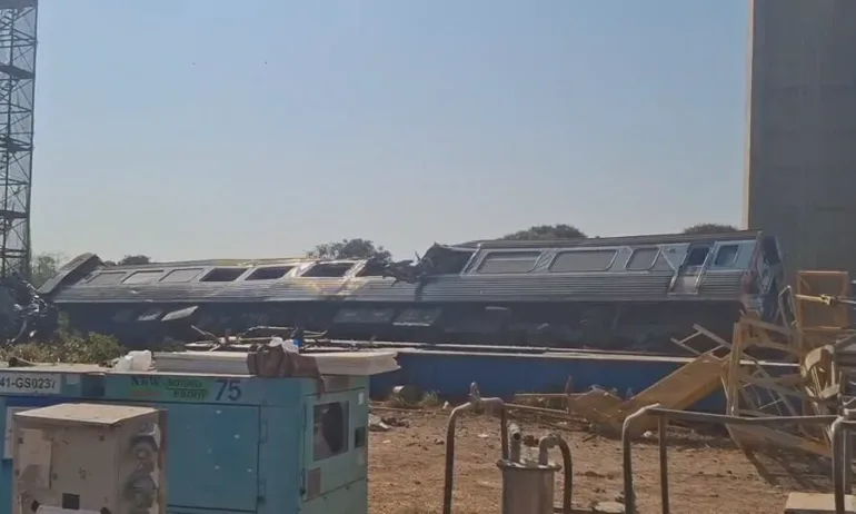 Трагичен инцидент в Тайланд: Кран падна върху влак. Има жертви и ранени - Tribune.bg