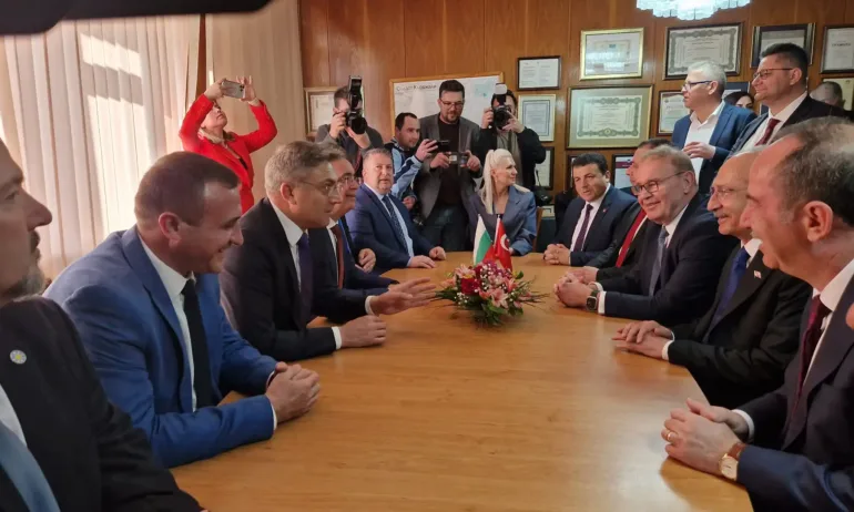 Опонентът на Ердоган е на обиколка в Кърджалийско, Карадайъ го посрещна - Tribune.bg