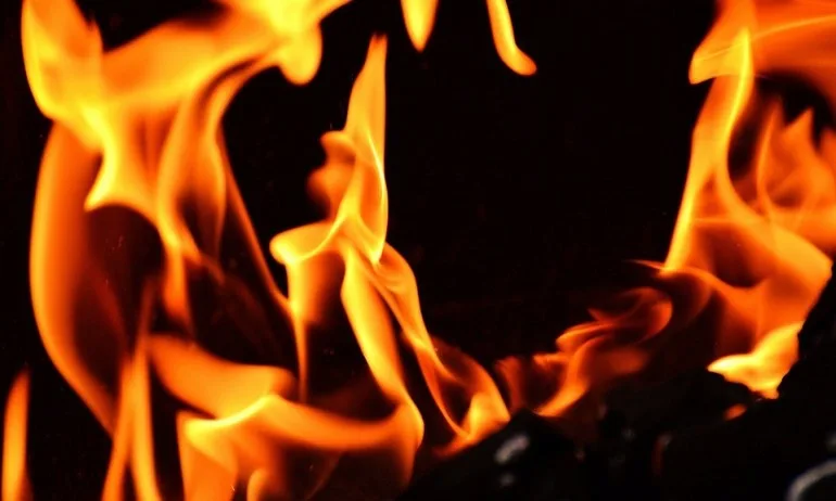 Пожар изпепели кметството в село Скребатно - Tribune.bg