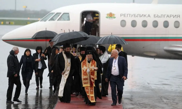 Благодатният огън е в България и потегли към Македония - Tribune.bg