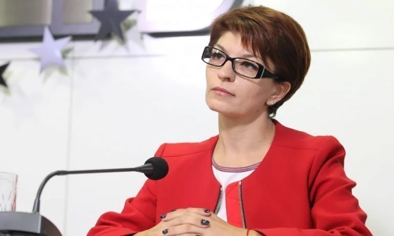 Десислава Атанасова: България стои изключително стабилно на фона на световна епидемия - Tribune.bg