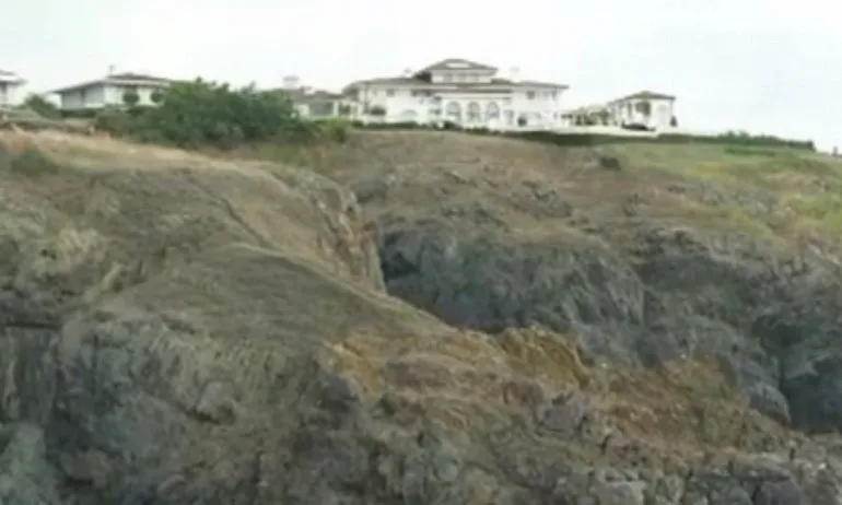 Созопол на протест срещу вили на скалите, общината ще събаря постройки, запречващи плажа - Tribune.bg