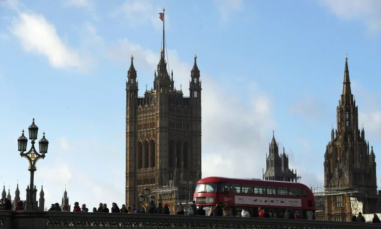 Великобритания въвежда точкова система за чуждестранните работници - Tribune.bg