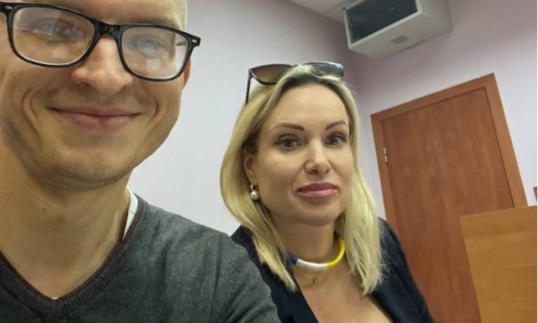 Руската журналистка Овсянникова се яви в съда - Tribune.bg
