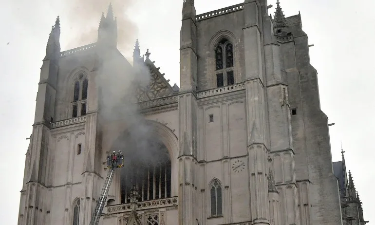 Мигрант от Руанда призна, че е предизвикал пожара в катедралата в Нант умишлено - Tribune.bg