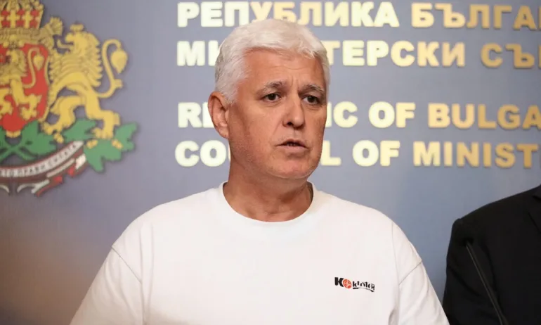 Изпраната тениска на военния министър: Как Photoshop засенчи кризата с дрона край Кардам - Tribune.bg