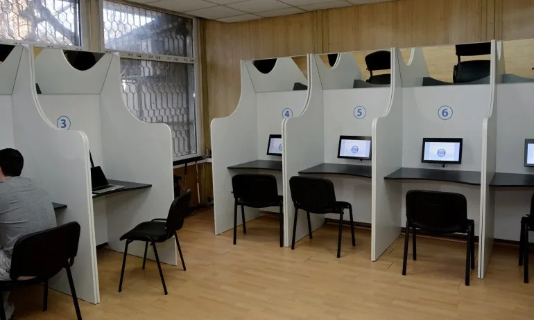 Хванаха измамник - явил се вместо курсант на шофьорски изпит - Tribune.bg