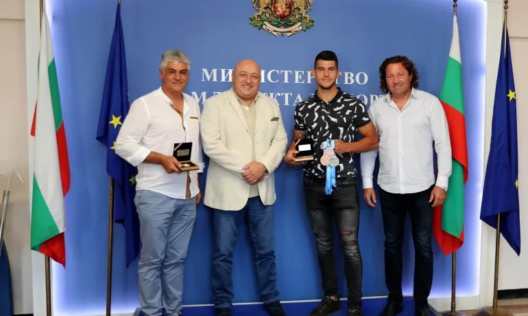 Министър Кралев награди кануиста Ангел Кодинов за сребърния медал от Световното първенство - Tribune.bg