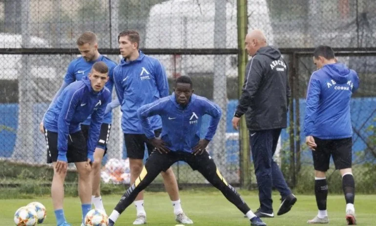 Трима играчи подписват с Левски през паузата - Tribune.bg