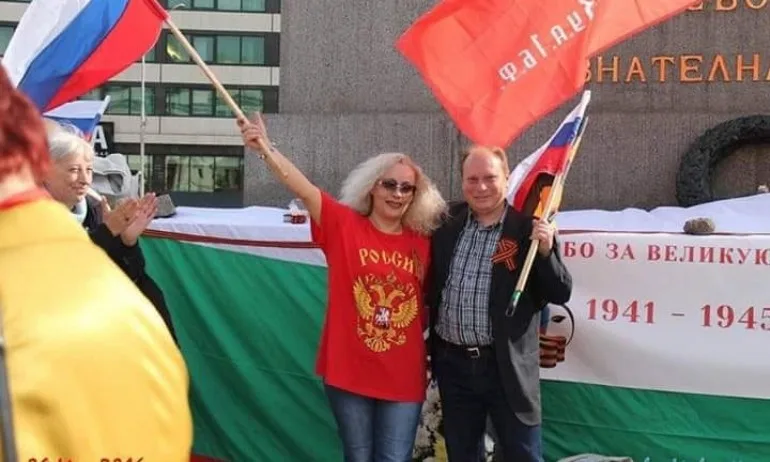 Водачката на протеста в Дупница със знамето на Русия в ръка - Tribune.bg