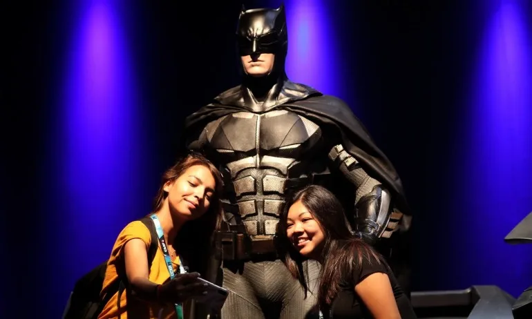 Героите не правят така! Забраниха интимности между Батман и Жената-котка - Tribune.bg