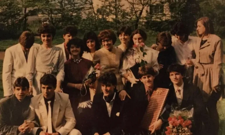 Нинова пусна снимка от гимназията: Много учехме, но и много се забавлявахме - Tribune.bg